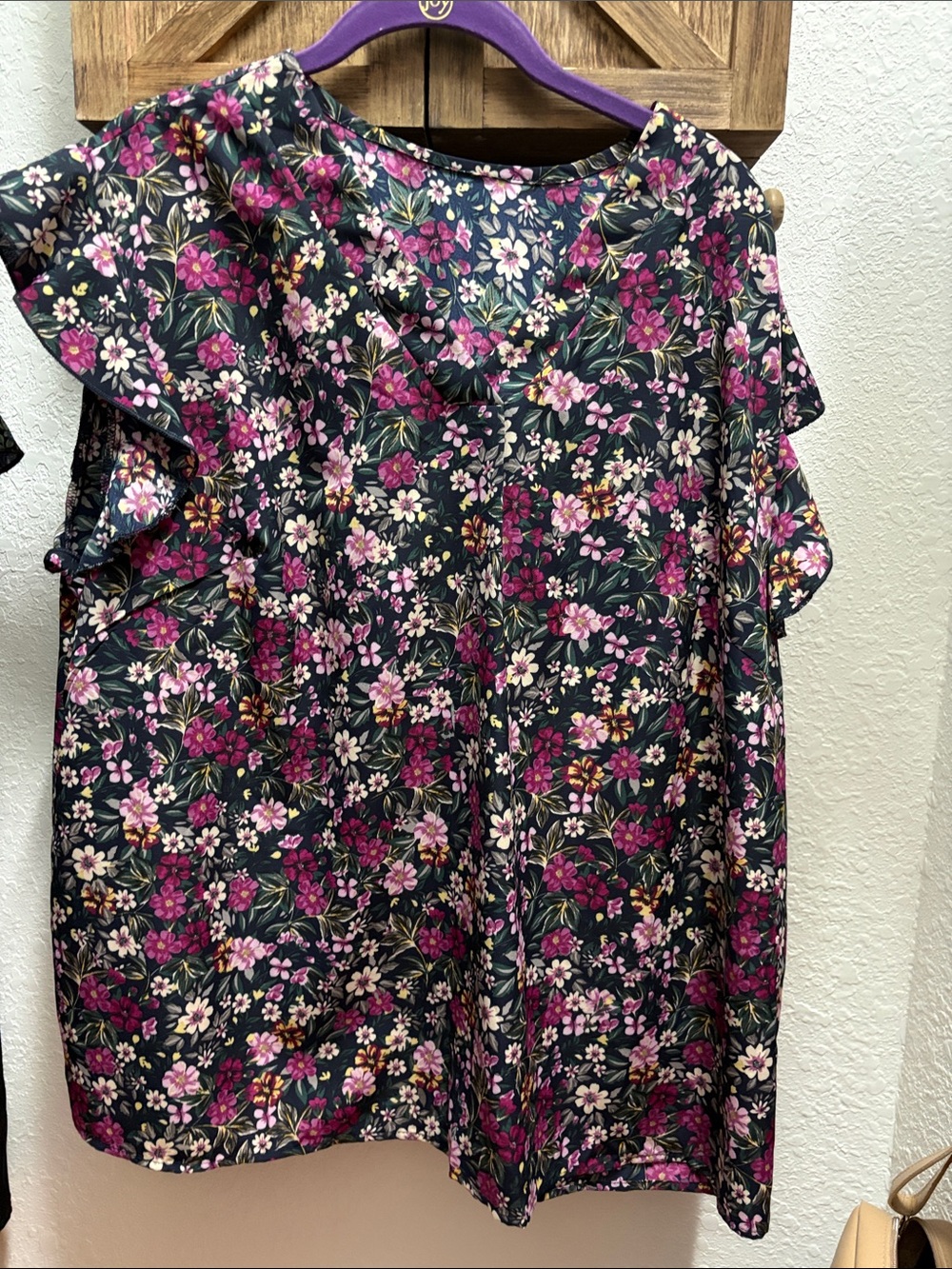 Floral Flutter-Sleeve Blouse in Dark Green & Pink